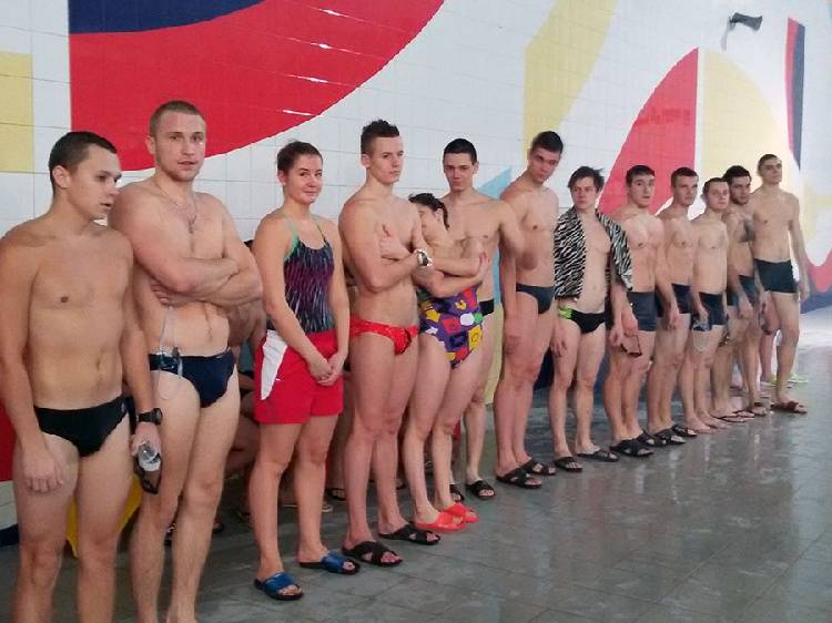 Выпускники и студенты факультета физической культуры соревновались в плавании 